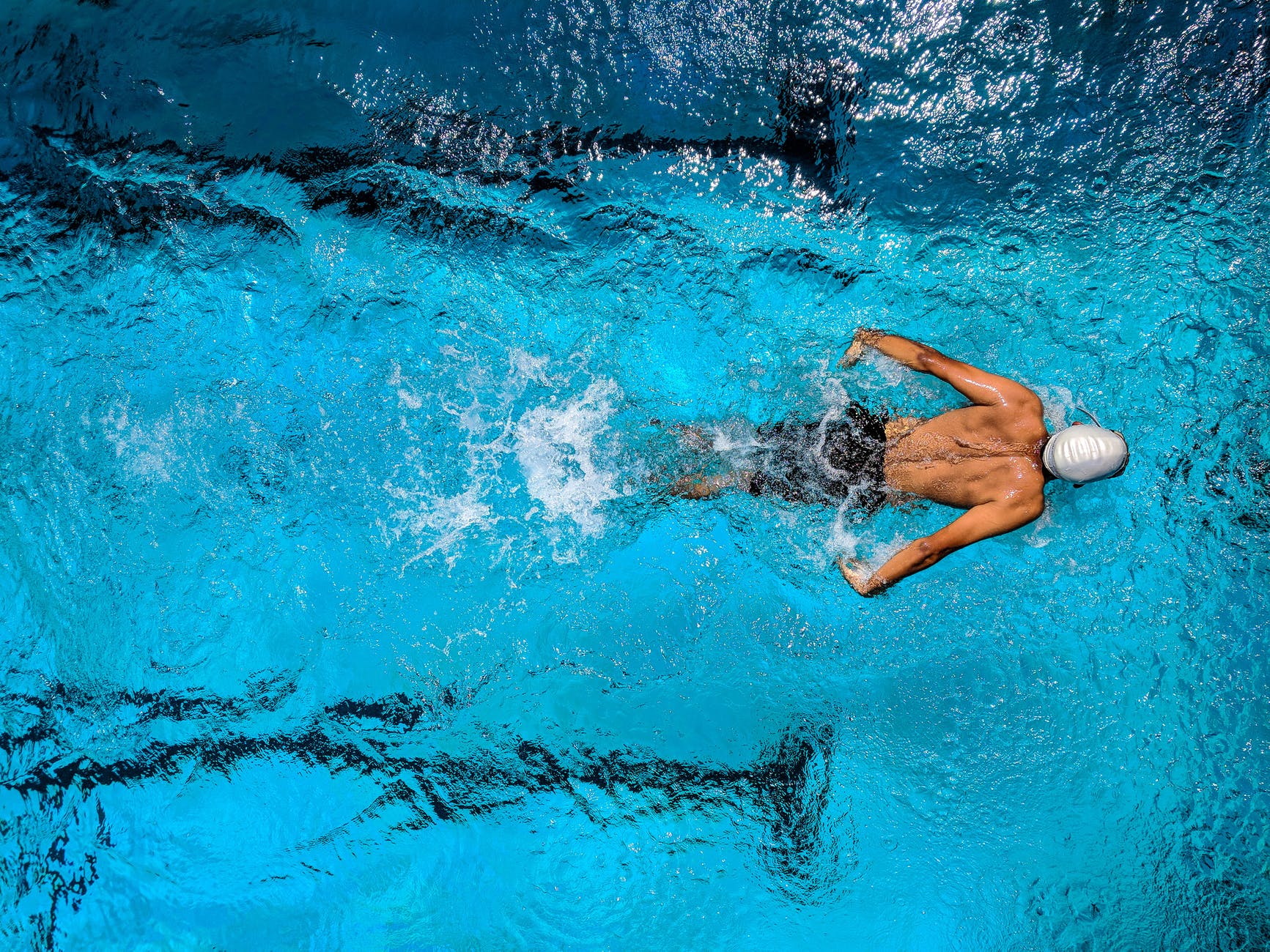 Swimming calorie calculator: swimmer in a pool